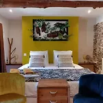 La Magnanerie De Camias Bed & Breakfast 4*